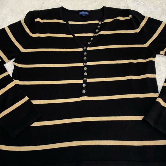 EUC! LT. WEIGHT V NECK SWEATER W/HENLEY BUTTONS. - Picture 2 of 14